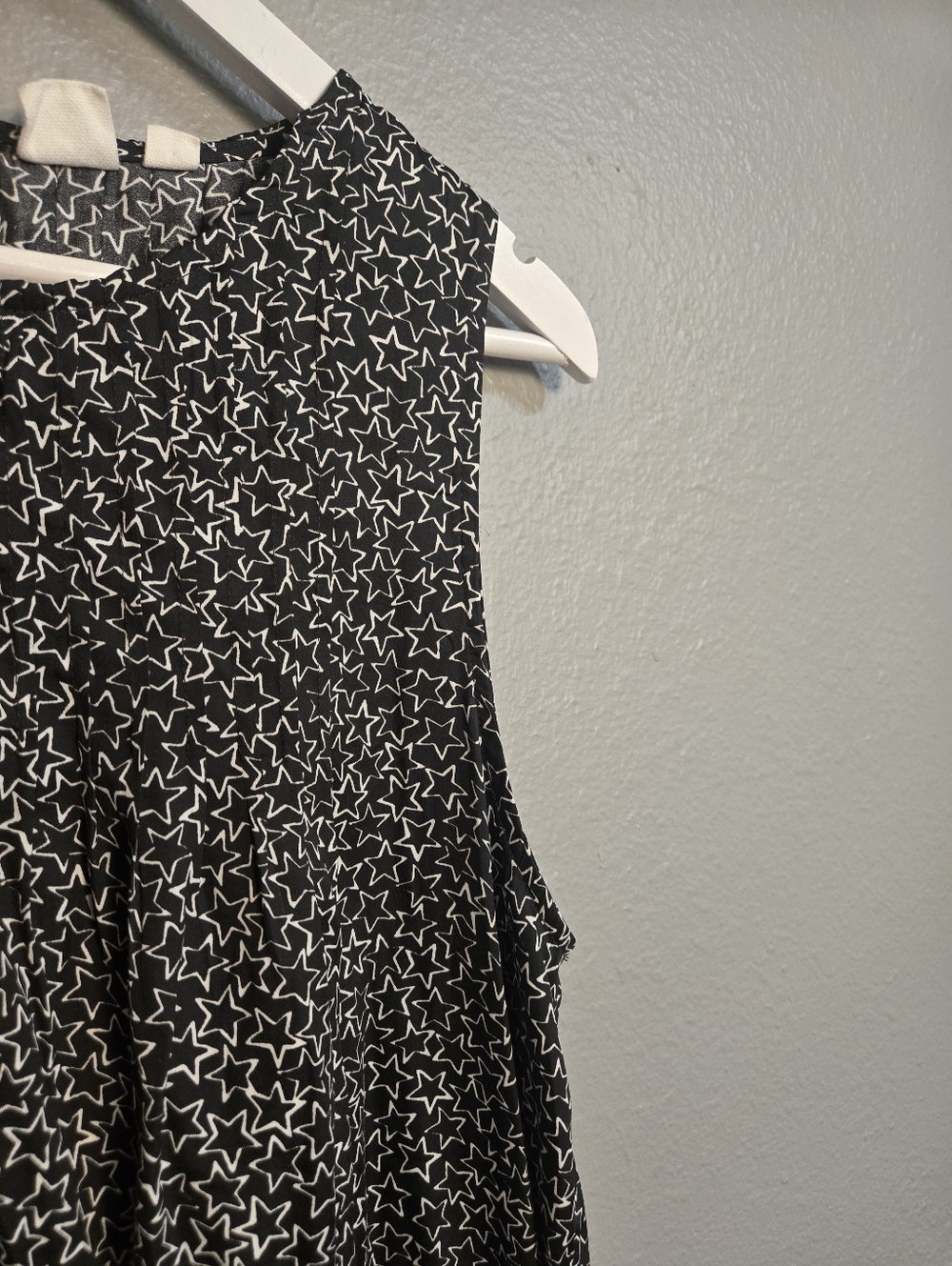 SUMMER SALE! $5 Gap Pintuck Tank Star Print Size Large - Picture 6 of 15
